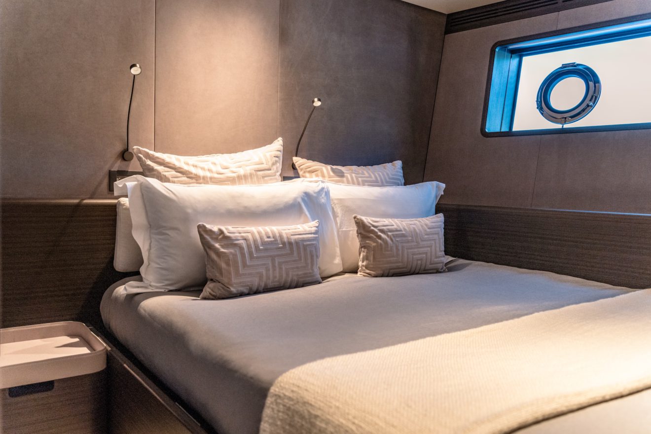 2024-CUSTOM-LINE-NAVETTA-30-–guest-cabin