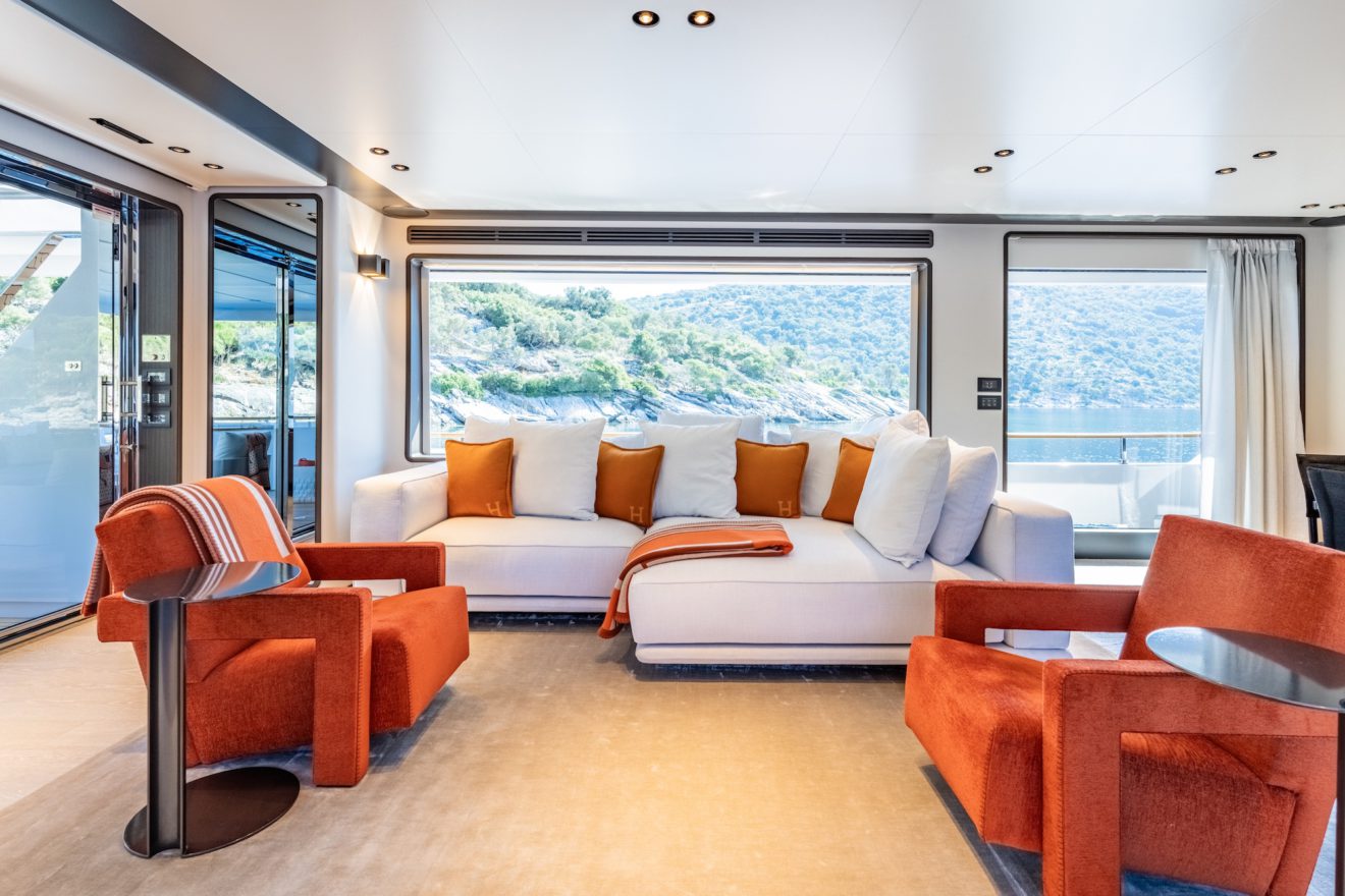 2024-CUSTOM-LINE-NAVETTA-30-–saloon-interior