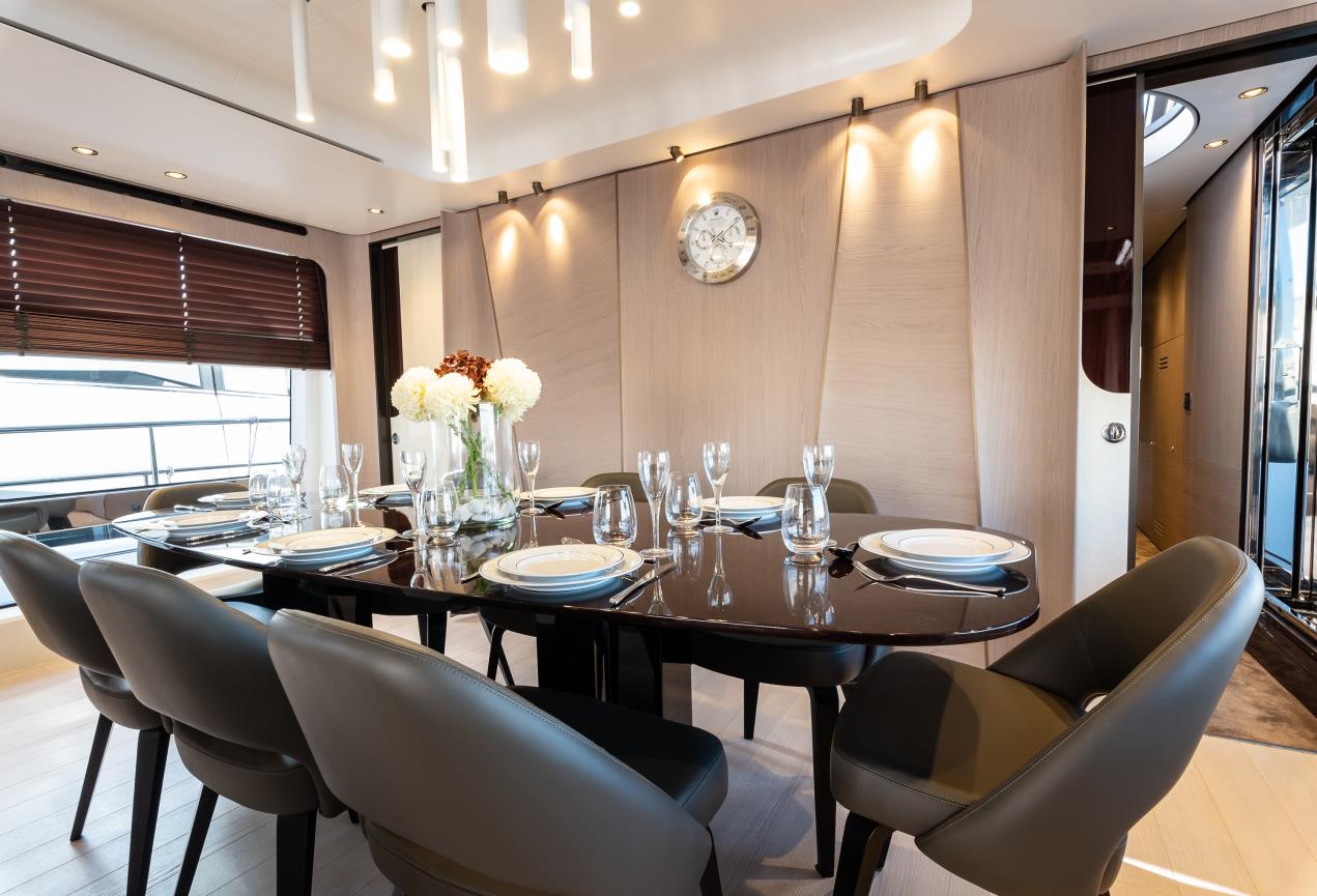 Aimut-27m-yacht-dining-area