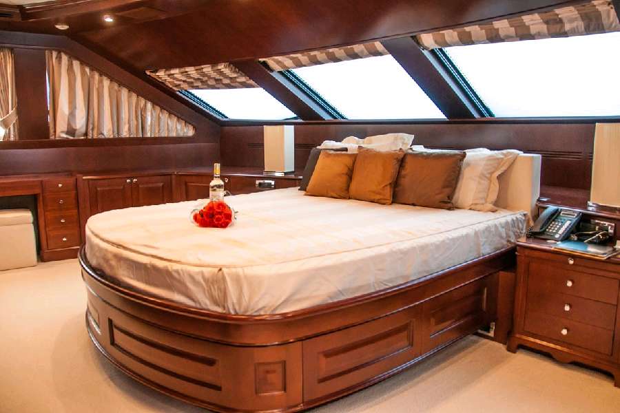 Benetti_classic-37m-interior-master-cabin