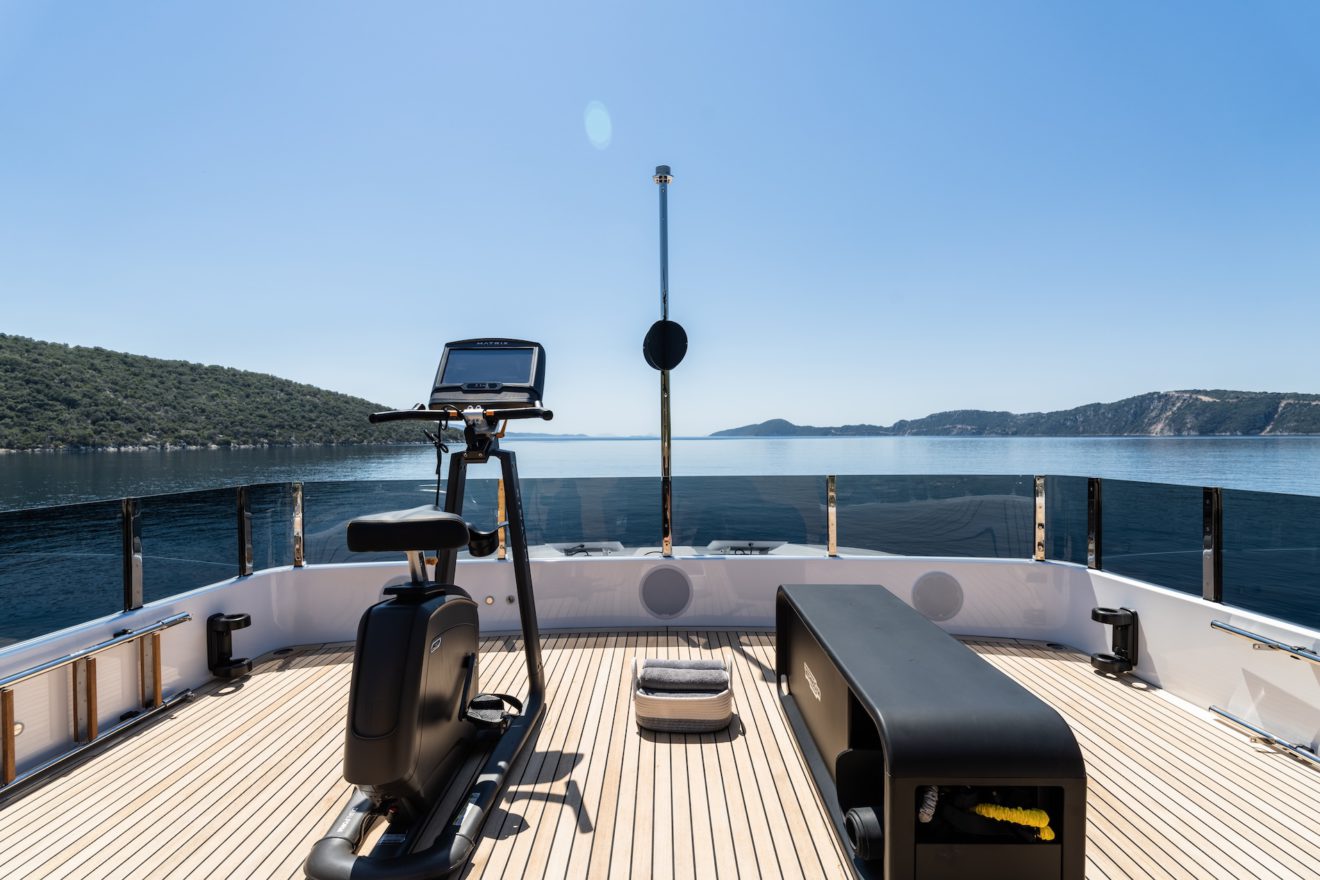 Ferretti-CUSTOM-LINE-NAVETTA-30M-geem