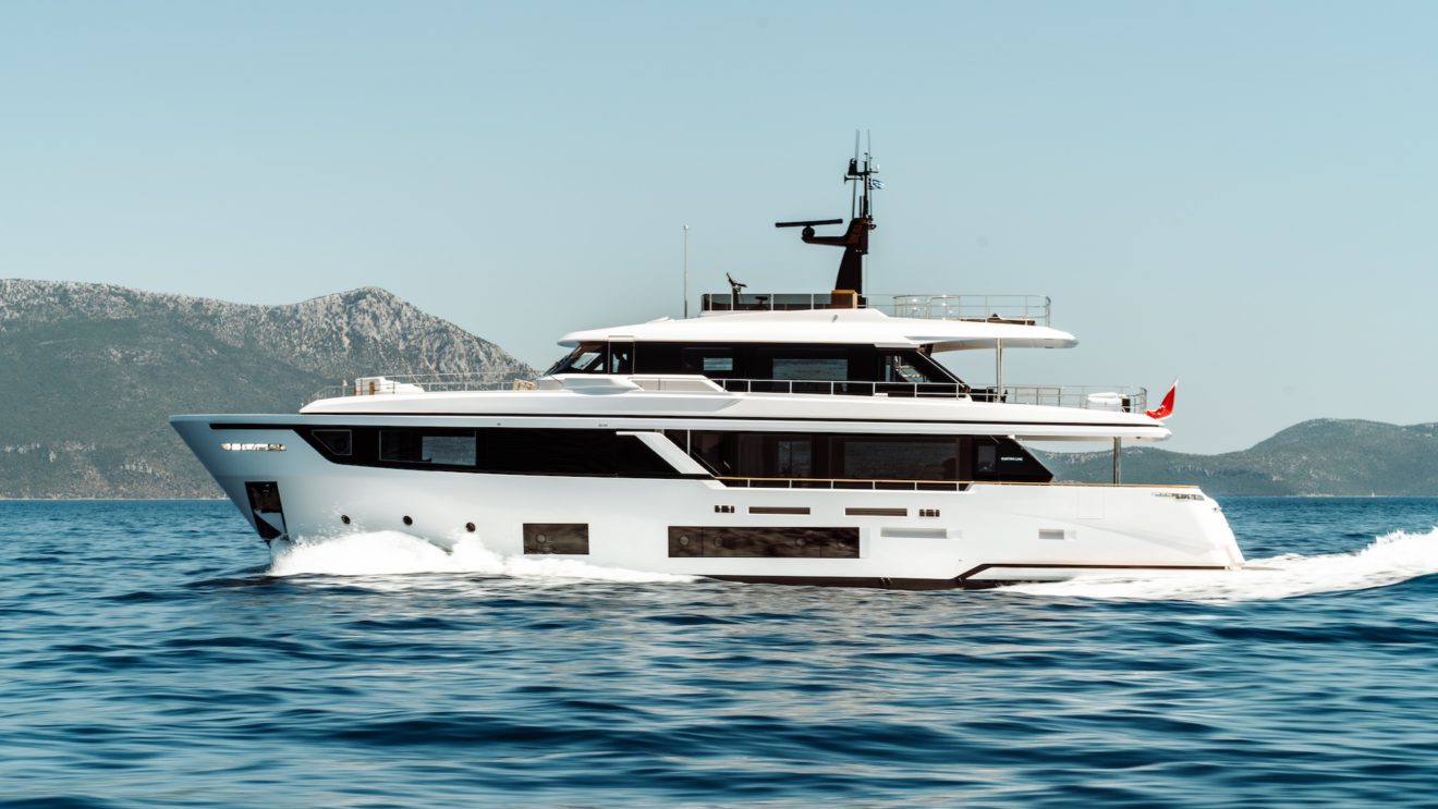 Ferretti-CUSTOM-LINE-NAVETTA-30M