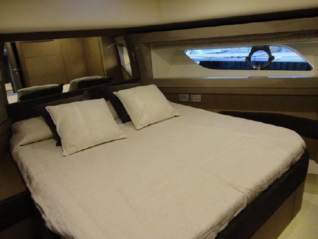 Ferretti_700-2016-yacht-cabin