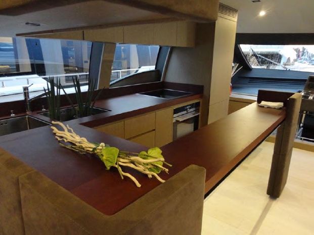 Ferretti_700-2016-yacht-galley