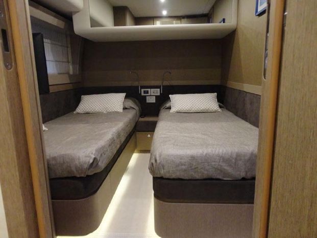 Ferretti_700-2016-yacht-guest-cabin