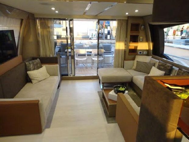 Ferretti_700-2016-yacht-saloon2