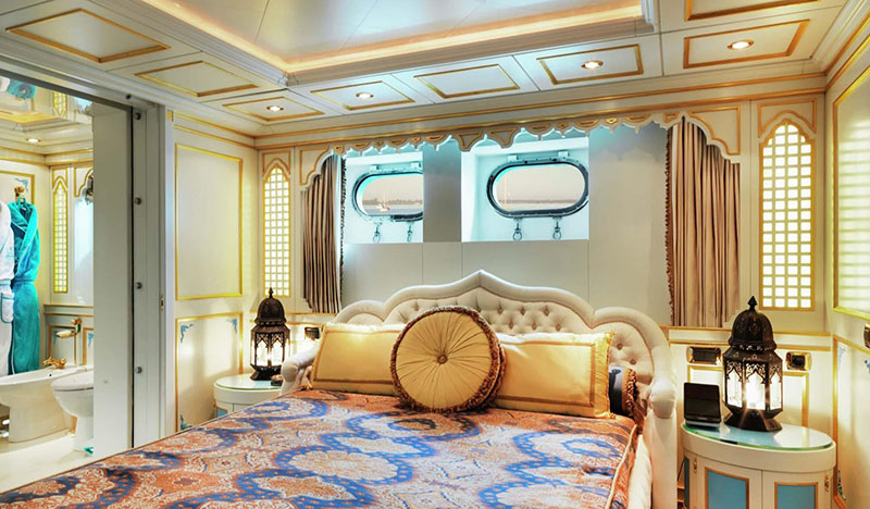 Isa_yacht_47m-VIP-cabin
