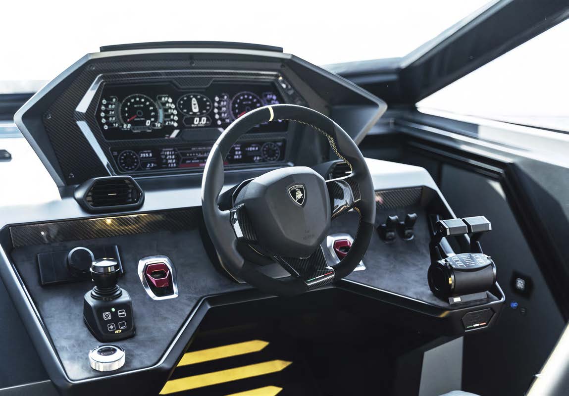 Lamborghini-yacht-tecnomar-pilot-cockpit