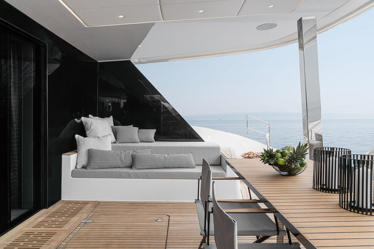 Sunreef-sailing70-2020-cocpit-sofa