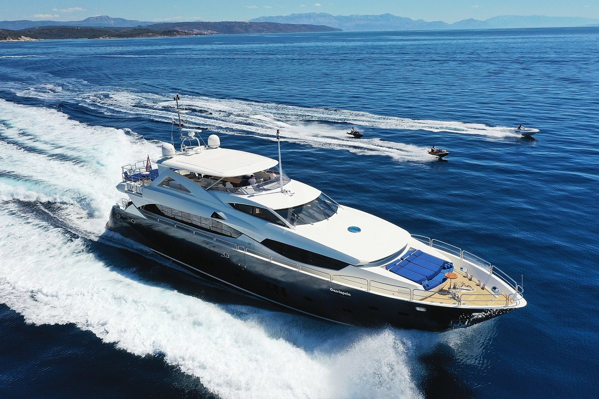 Sunseeker-yacht0charter-34m-2020-exterior