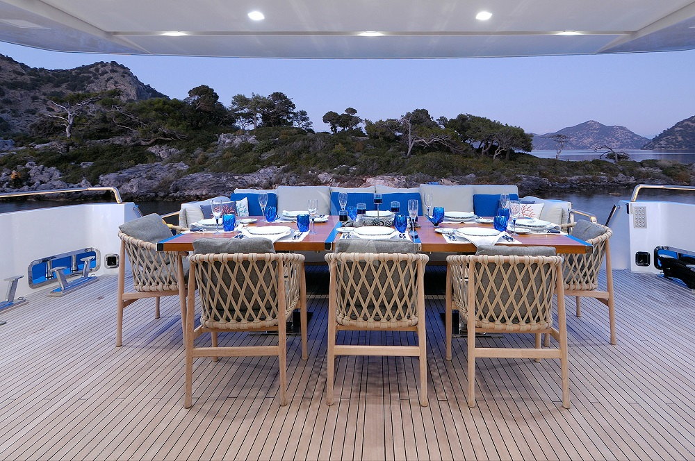 sanlorenzo36m-charter-maim-deck-dining