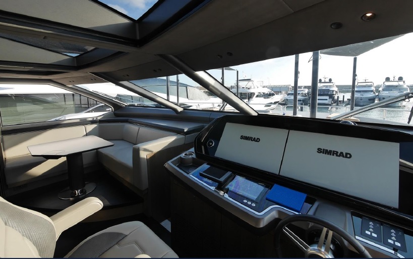 yacht-Sunseeker90-ocean-helm-station-and-seetingarea