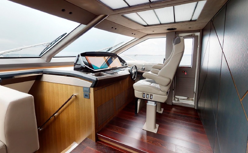 yacht-Sunseeker90-ocean-helm-station