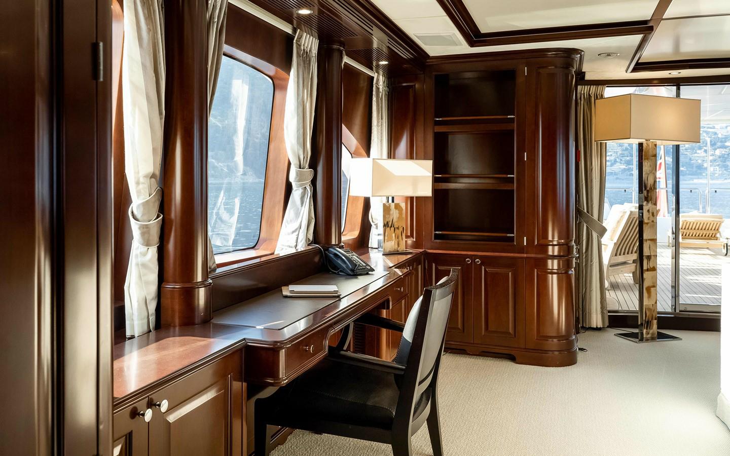 Benetti_classic-37m-interior-office-on_boat