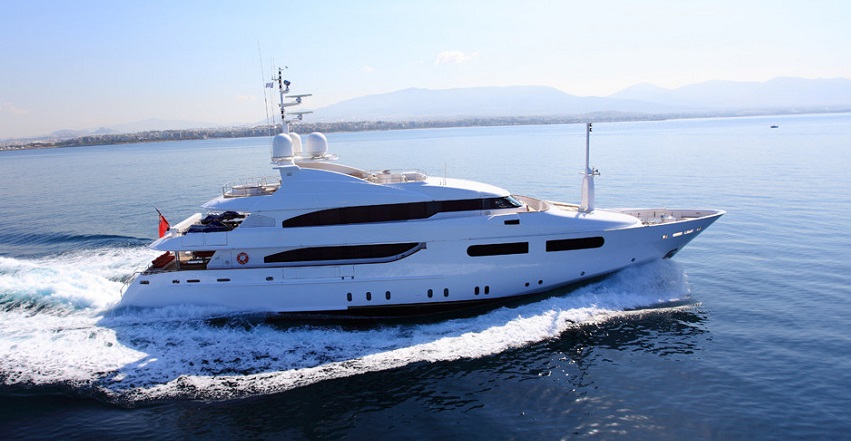 CRN_yacht_43M_on_water