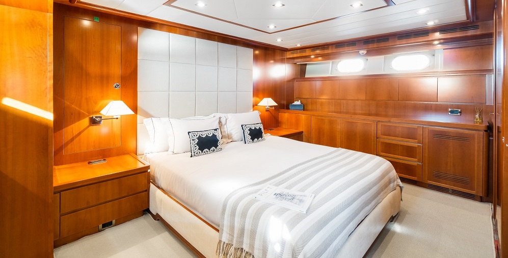 Falcon_31M_yacht_inerior_guest_cabin