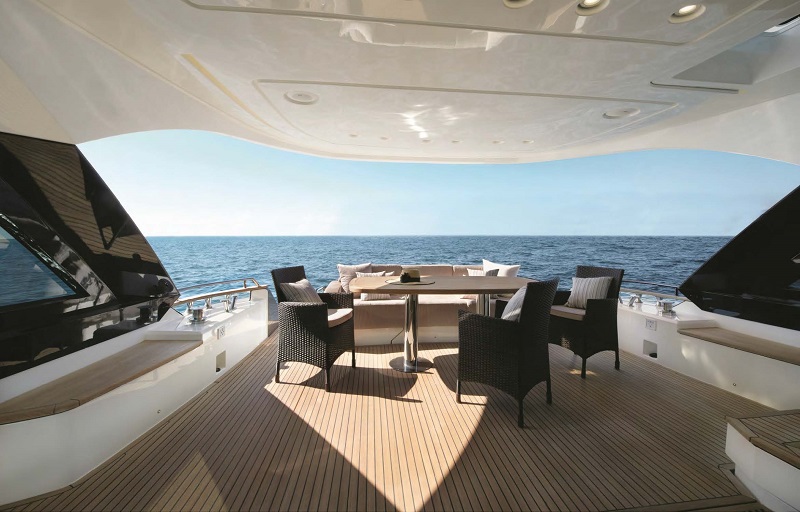 Monte_Carlo_Yachts70_cockpit1