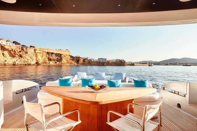 Pershing90_yacht_dining_area