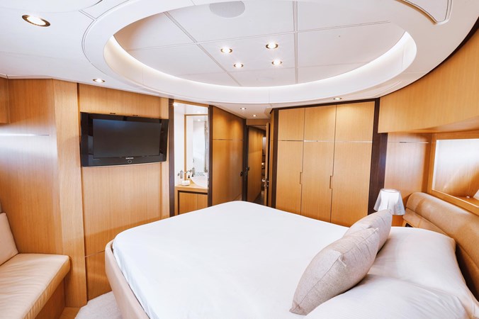 Pershing90_yacht_guest_cabin