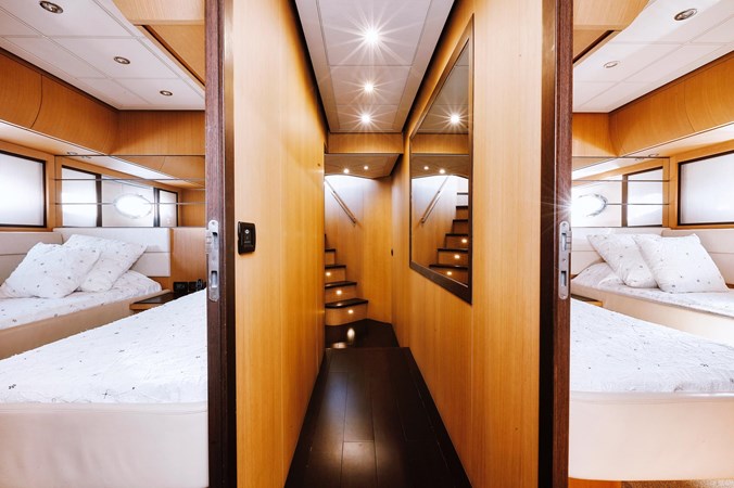 Pershing90_yacht_guests_cabins