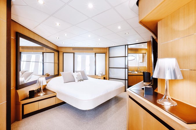 Pershing90_yacht_master_cabin