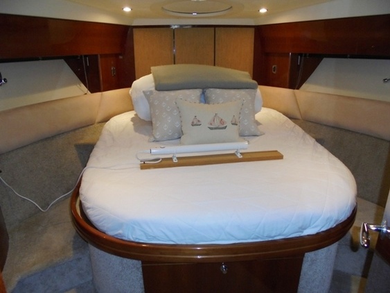 Princess_yacht_42_interior_master_cabin