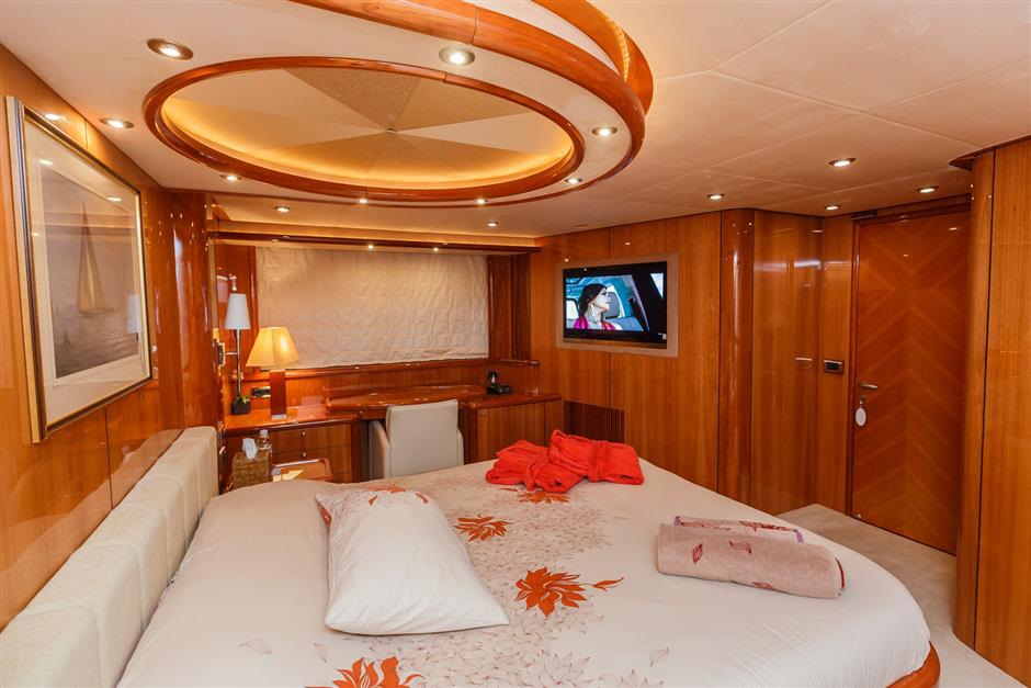Sunseeker25M_yacht_for_sale_master_cabin