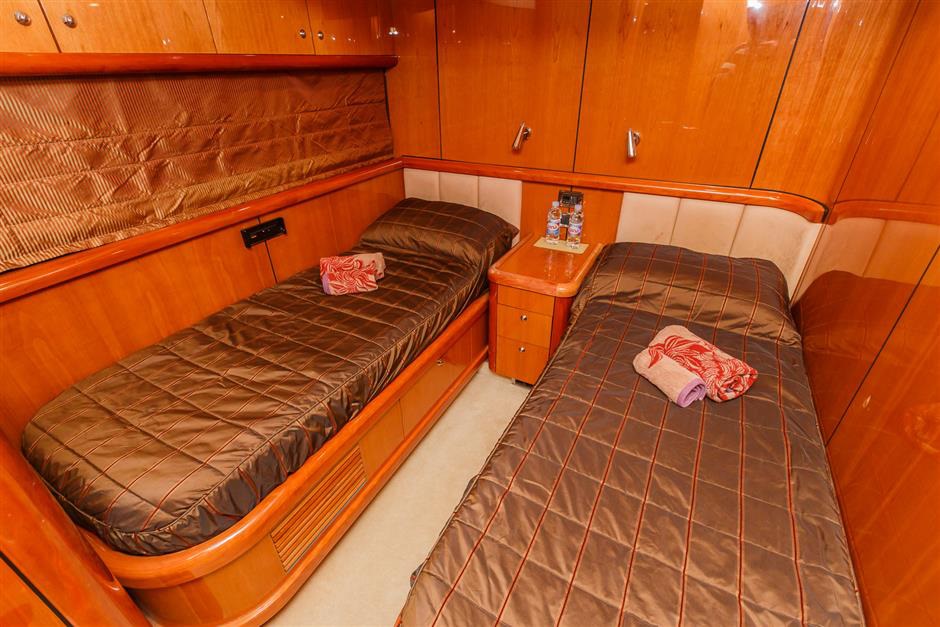 Sunseeker25M_yacht_for_sale_twin_cabin