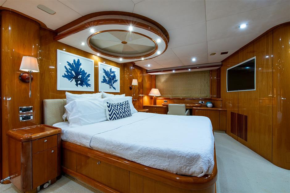 Sunseeker82_yacht_for_sale2017-2019_cabin1-2