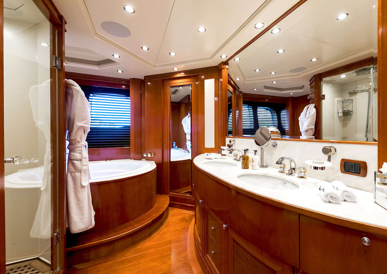 mondomarine_yacht__41_master_bathroom
