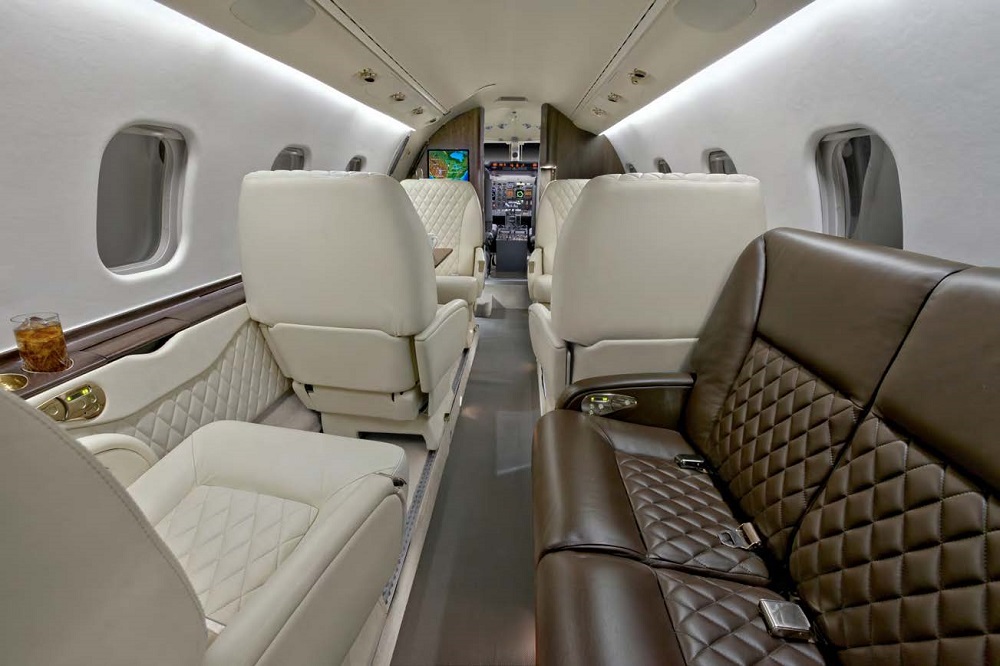 Bombardier-Learjet60_2002__saloon_sofas