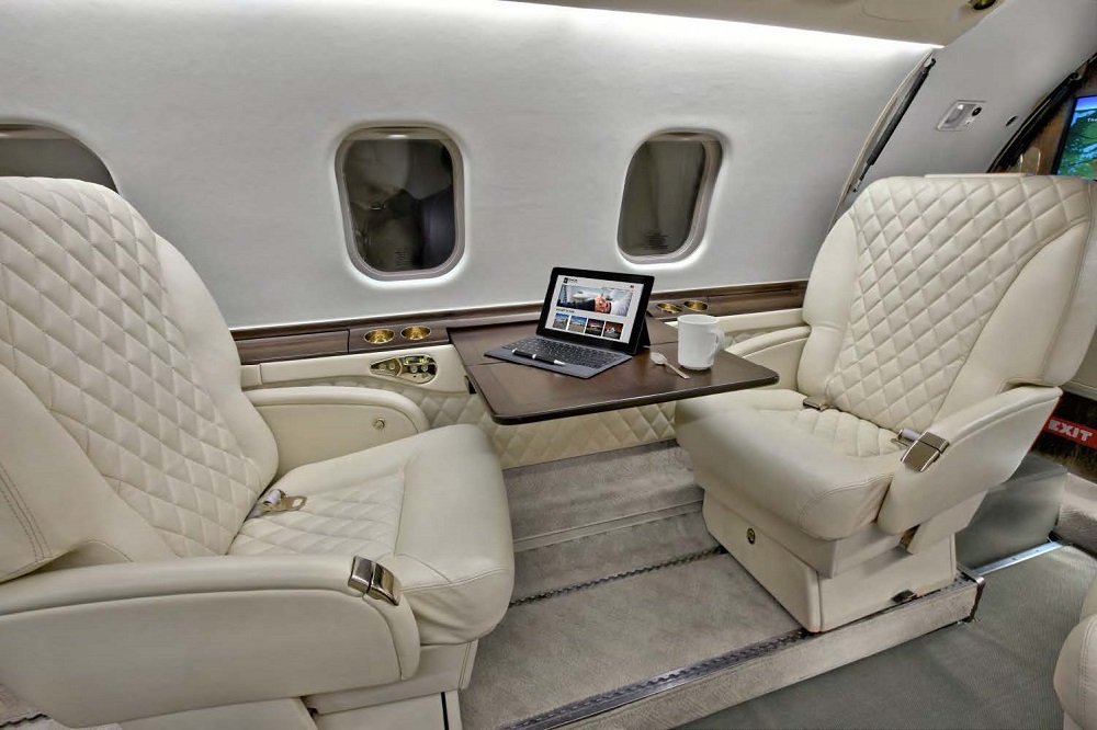 Bombardier-Learjet60_2002_interior_saloon_chairs