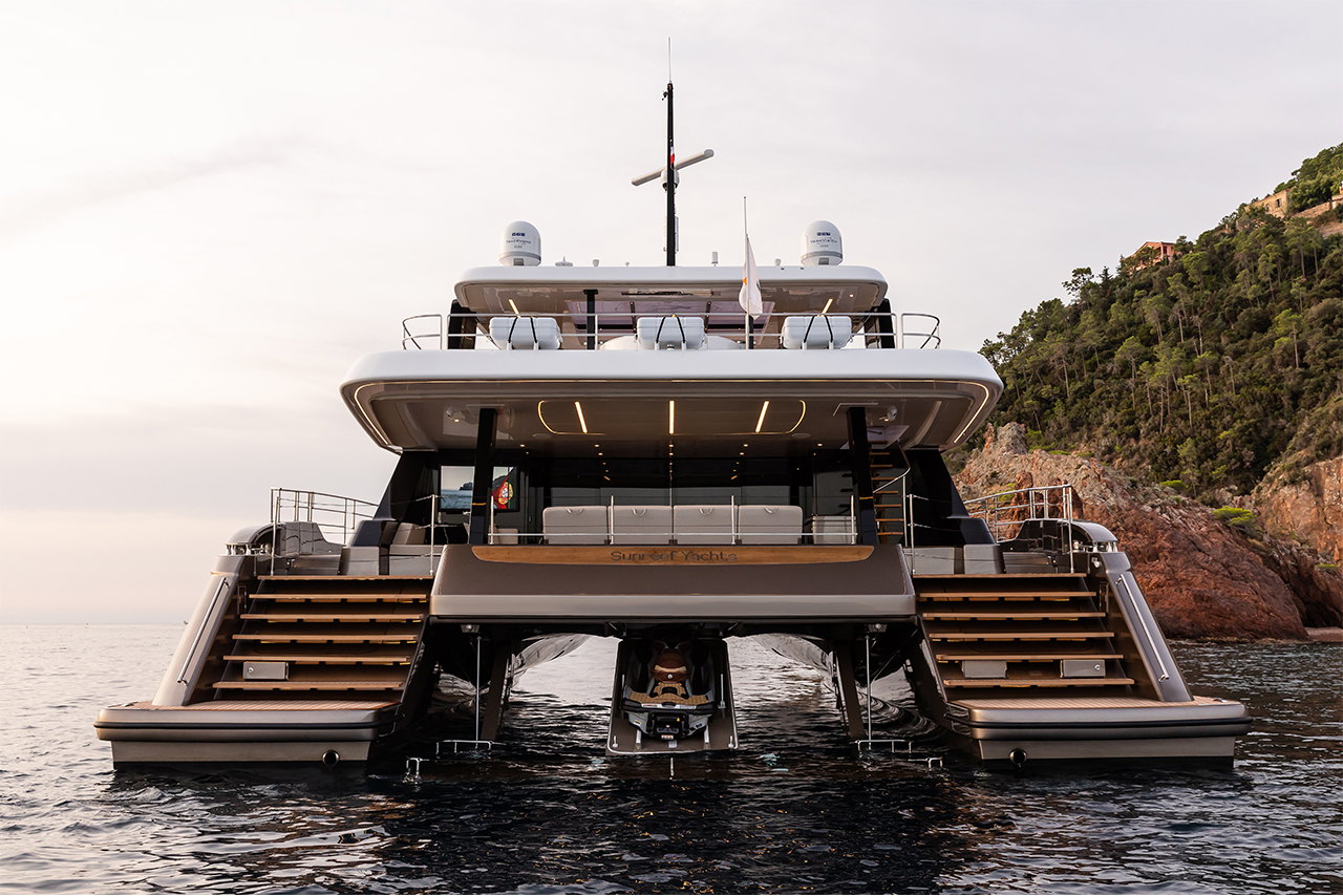 Моторный эко катамаран 80 футов Sunreef yachts 80 с солнеными батареями